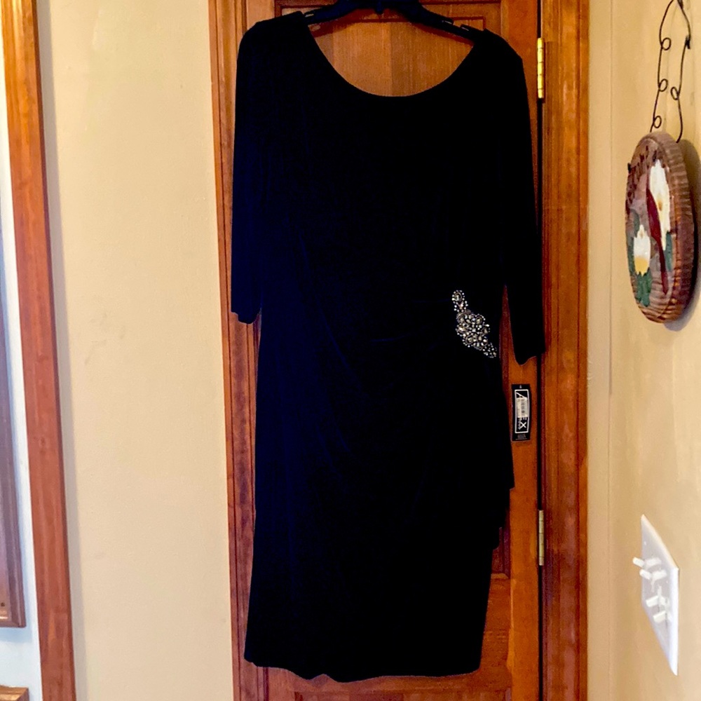 Black velvet formal evening dress. Size 16 New-never worn.